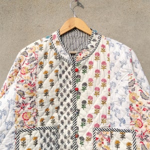 Veste matelassée vintage indienne en patchwork fait main, nouveau style, bohème, veste en coton courte feuille blanche, passepoil à rayures noires image 5