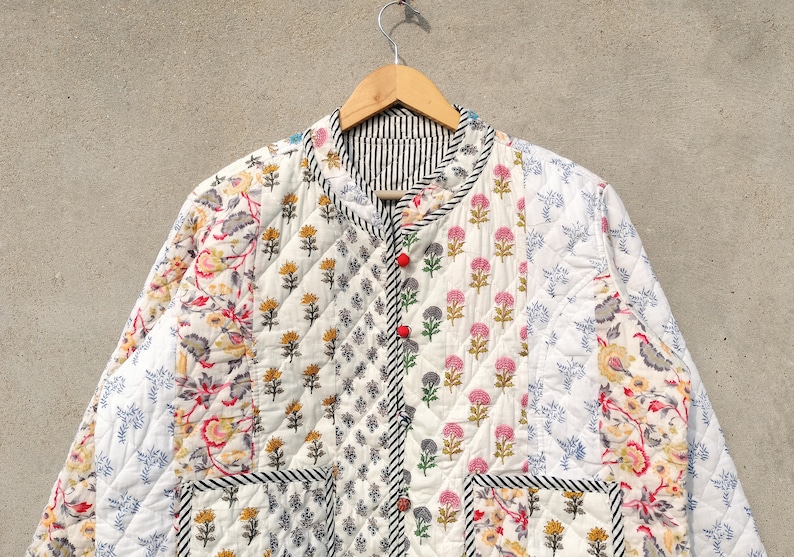 Veste matelassée vintage indienne en patchwork fait main, nouveau style, bohème, veste en coton courte feuille blanche, passepoil à rayures noires image 5