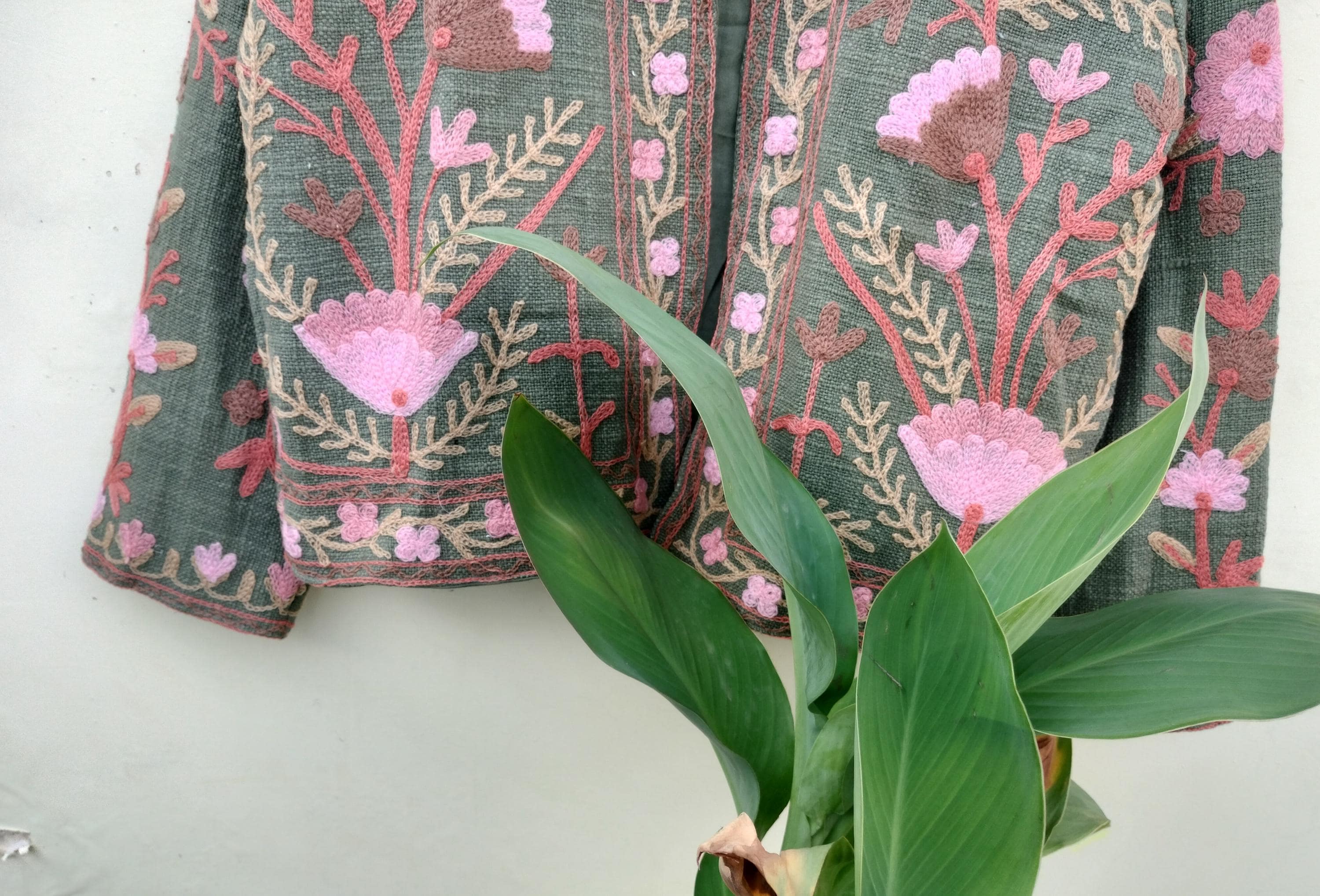 ハンドメイドのスザニ刺繍ジャケット：インドのボヘミアンキルティング