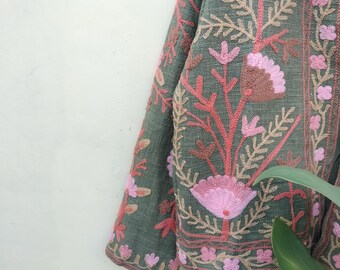 ハンドメイドのスザニ刺繍ジャケット：インドのボヘミアンキルティング