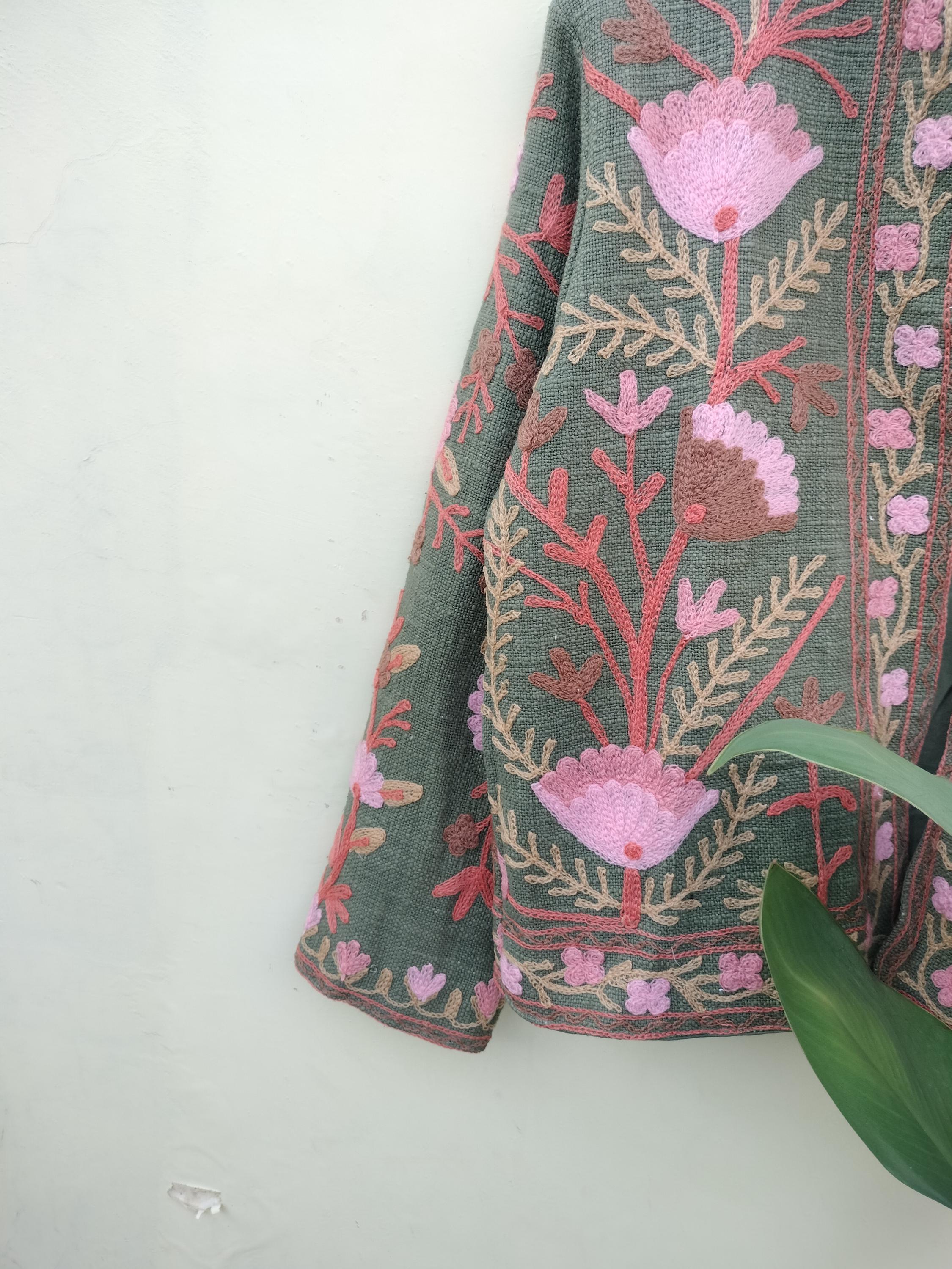 ハンドメイドのスザニ刺繍ジャケット：インドのボヘミアンキルティング