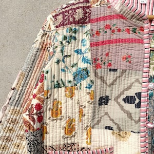 Indiase handgemaakte patchwork Vintage gewatteerde jas jassen, nieuwe stijl, Boho, katoenen jas korte zwarte blad zwarte streep piping afbeelding 6