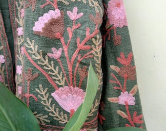 ハンドメイドのスザニ刺繍ジャケット：インドのボヘミアンキルティング