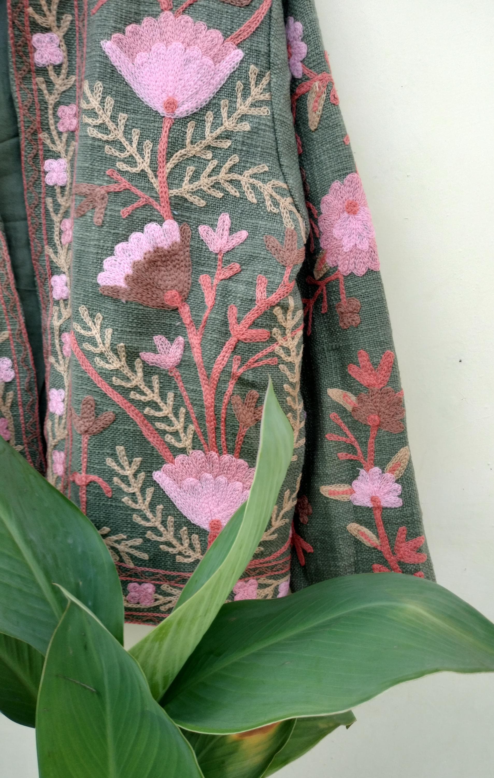 ハンドメイドのスザニ刺繍ジャケット：インドのボヘミアンキルティング