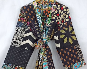 Indischer neuer Kantha-Kimono und gesteppte Baumwoll-Patchwork-Roben. Frauen tragen Vintage-Mantel, Festival-Mode, handgefertigter Seidenstoff
