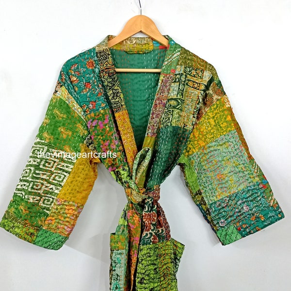 Amoureux des robes de kimono sari kantha en soie vintage, robes de chambre recyclées, cadeau pour femme, veste en patchwork, kimono pour elle, veste de travail d'art Kantha