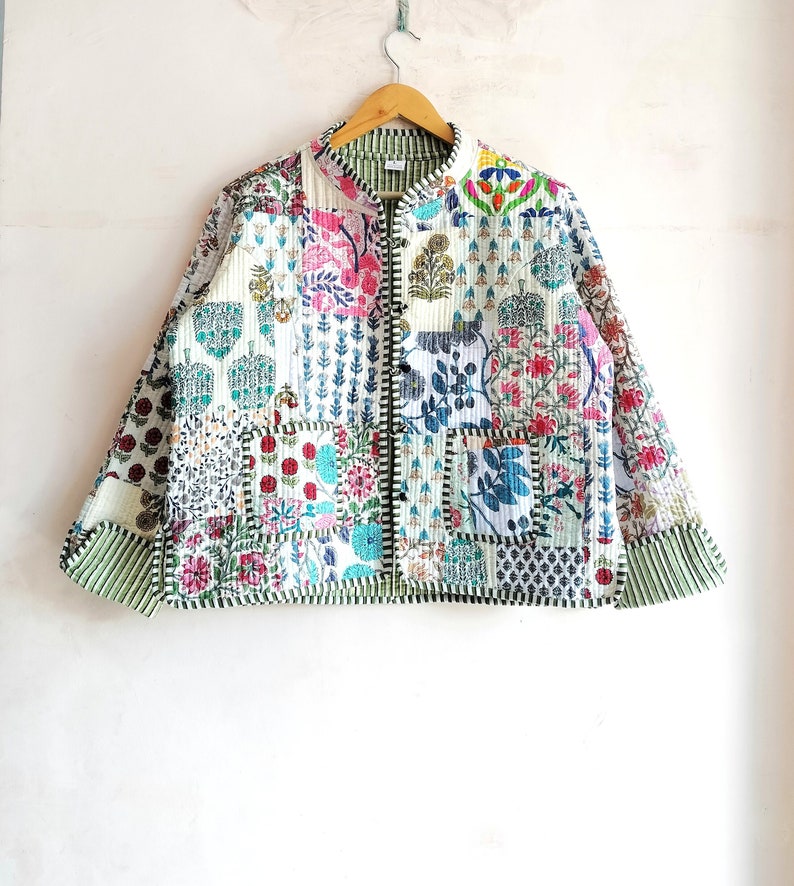 Indische Handgemachte Patchwork-Arbeit Vintage Steppjacke Mäntel, neuer Stil, Boho, Baumwolljacke Kurz, weißes Blatt, schwarze Streifenpaspelierung Bild 1