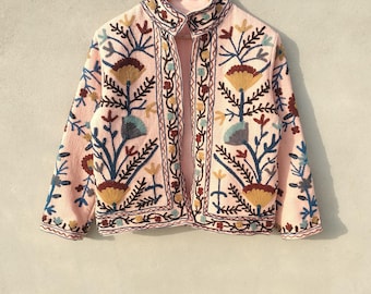 Chaqueta con bordado suzani hecho a mano: abrigo acolchado bohemio indio