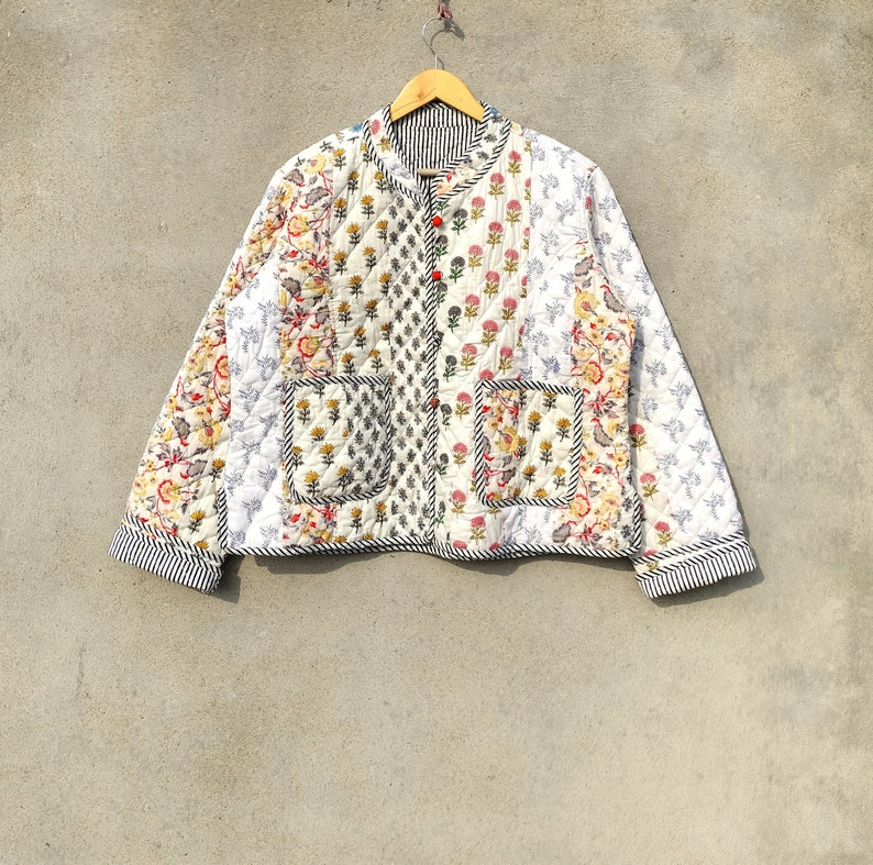 Veste matelassée vintage indienne en patchwork fait main, nouveau style, bohème, veste en coton courte feuille blanche, passepoil à rayures noires image 2