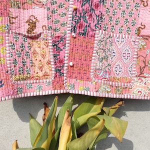 Handgjord bomullsquiltad lapptäckejacka blommig vändbar caot vintage kantha kimono indisk handgjord damytterkläder bild 5