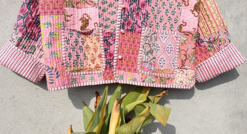 Handgjord bomullsquiltad lapptäckejacka blommig vändbar caot vintage kantha kimono indisk handgjord damytterkläder bild 5
