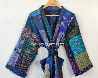 Op de afbeelding: Een blauwe en groene patchwork zijden kimono met een strikband. De kimono is gemaakt van kantha-steken en heeft een vintage uitstraling.
