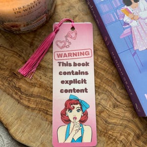 Varning, den här boken innehåller explicit innehåll. Bokmärk boklig present till bokälskare.