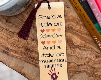 She's a Little Bit Rom Com A Little Bit Psychological Thriller boekenlegger boekenlegger cadeau voor boekenliefhebber