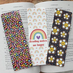 La lecture me rend heureux smiley heureux trio de coeurs arc-en-ciel de signets cadeau livresque pour amoureux des livres