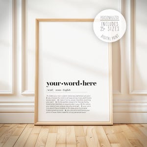 Puede incluir: Una impresión artística enmarcada con el texto "your.word.here" en una fuente moderna. La impresión incluye una definición al estilo de un diccionario, con instrucciones de personalización y una nota sobre la naturaleza personalizada de la impresión digital.