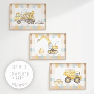Könnte beinhalten: Set aus 3 gerahmten Aquarelldrucken mit Baumaschinen: einem Betonmischer, einem Bagger und einem Muldenkipper. Jeder Druck hat einen hellbraunen Rahmen und einen karierten Hintergrund in Pastellfarben. Handgemalt.
