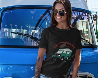 Adventure Awaits Tee, Adventure T-Shirt Unisex, Geschenk für sie, Geschenk für ihn, Beste Freundin Geschenk, Camper Crew, Wanderer Geschenk