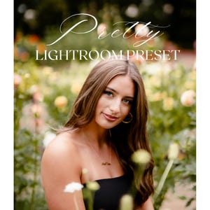 Może przedstawiać: Kobieta z długimi brązowymi włosami stoi w ogrodzie z kwiatami. Ma na sobie czarną górę bez ramiączek i złoty naszyjnik. Tekst "Pretty Lightroom Preset" jest napisany białymi literami kursywą nad jej głową.