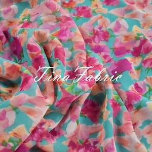 ¡Venta! Tela de gasa, georgette de alta gama con un delicado estampado floral verde y rojo, ideal para vestidos de mujer.