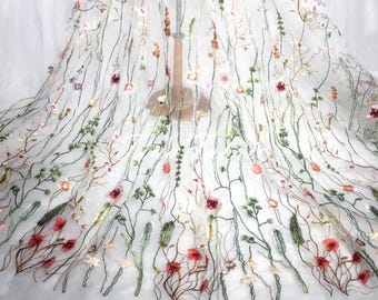 Blommigt broderat Venedigspetstyg: Elfenbensvit eller svart tyll, 143 cm bred