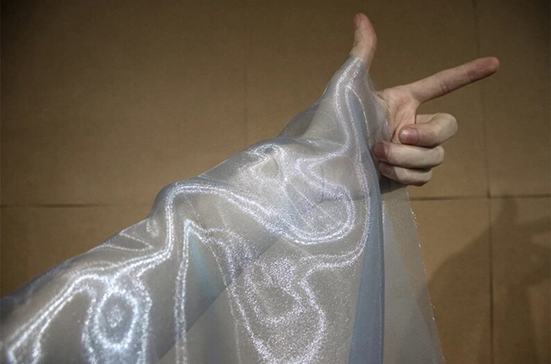 Maille de cristal gris clair et bleu, éclat deau scintillante transparent tissu de créateur rigide tissu de créateur robe de soirée par jardin image 5