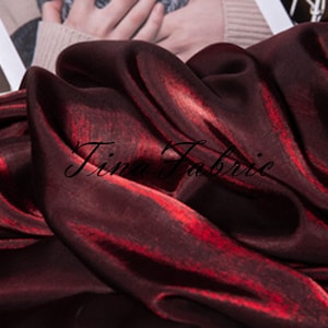 Tela de seda satinada color vino con degradado, ideal para bodas, vestidos, diseñadores, cosplay y escenarios. Cortada a medida.