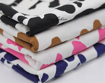 Tessuto denim con motivo a mucca: twill di cotone bianco, cucito di abbigliamento, 1/2 iarda