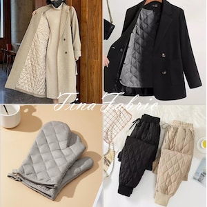 K&ouml;nnte beinhalten: Ein Set aus drei gesteppten Artikeln: ein langer beiger Mantel, ein schwarzer Blazer und eine schwarze und beige Jogginghose. Mantel und Blazer sind mit einem gesteppten Stoff gef&uuml;ttert. Die Jogginghose hat einen Kordelzugbund und ein gestepptes Design.