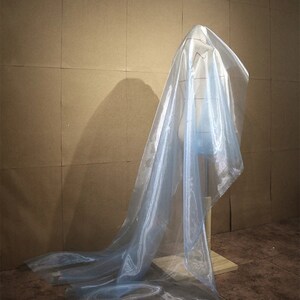 Maille de cristal gris clair et bleu, éclat deau scintillante transparent tissu de créateur rigide tissu de créateur robe de soirée par jardin image 4