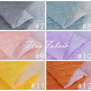 K&ouml;nnte beinhalten: Nahaufnahme von sechs verschiedenen gesteppten Stoffen in verschiedenen Farben, darunter Grau, Hellblau, Rosa, Lavendel, Gelb und Orange. Die Stoffe sind alle rautenf&ouml;rmig gesteppt und haben eine wei&szlig;e R&uuml;ckseite. Die Zahlen 7 bis 12 sind auf dem Bild sichtbar.