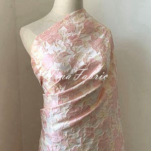 Kleiner Blumendamast geprägter Jacquard-Stoff Haute Couture-Stoffe für formelle Anzugbekleidung 59 Zoll Breite Verkauft lose Lagerware G/M 145