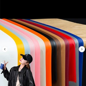 Op de afbeelding: Een verzameling kleurrijke, gebogen snijplanken in verschillende tinten, waaronder geel, blauw, roze, oranje en bruin. De planken zijn in een rij gerangschikt en tonen hun levendige kleuren en gladde oppervlakken. De planken liggen op een houten oppervlak.