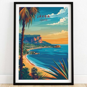 Op de afbeelding: Een kleurrijke illustratie van een strandscène in Jávea, Spanje. De afbeelding toont een palmboom, een rotsachtige klif, een zandstrand en blauw water. De tekst "Jávea Spanje" is geschreven in witte letters op een blauwe achtergrond.