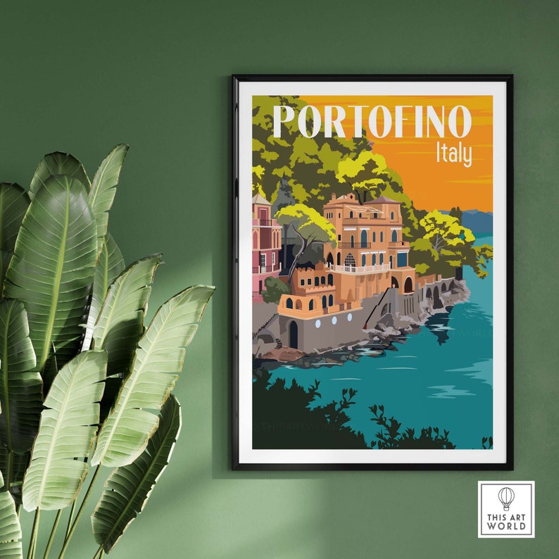Op de afbeelding: Een vintage reisposter met een kleurrijke illustratie van een kustplaats in Portofino, Itali&euml;. De poster toont een gele zonsondergang, groene bomen en een blauwe zee.
