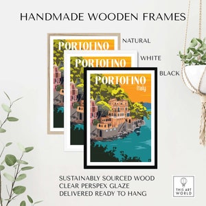 Op de afbeelding: Drie handgemaakte houten frames met een kleurrijke illustratie van de Italiaanse stad Portofino. De frames zijn verkrijgbaar in naturel, wit en zwart.