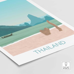 Puede incluir: Una ilustraci&oacute;n minimalista de una escena de playa tropical en Tailandia. La imagen presenta un cielo azul turquesa, monta&ntilde;as verdes, una extensi&oacute;n de agua azul turquesa, un peque&ntilde;o barco, una playa de arena y dos troncos de &aacute;rboles marrones. El texto "THAILAND" est&aacute; escrito en azul turquesa en la parte inferior de la imagen.
