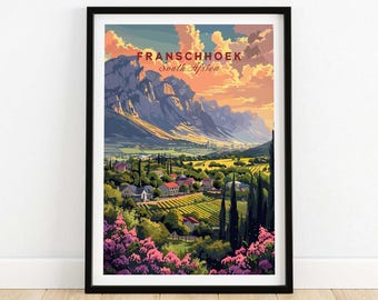 Puede incluir: Un cartel de viaje vintage que presenta una vista panorámica de Franschhoek, Sudáfrica. El cartel muestra un valle con viñedos, casas y montañas en el fondo. El cielo es de un naranja y rosa vibrantes.