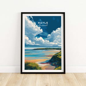Puede incluir: Una impresión artística enmarcada que presenta un paisaje costero con el texto "HAYLE Cornwall". La obra de arte representa una playa con arena colorida, agua azul y nubes blancas y esponjosas contra un cielo azul profundo. Hierba verde y colinas en primer plano.