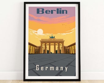 Puede incluir: Lámina artística enmarcada con una ilustración estilizada de la Puerta de Brandeburgo en Berlín, Alemania. La obra muestra una puesta de sol con tonos naranja y púrpura, el sol y los textos "Berlin" y "Germany".