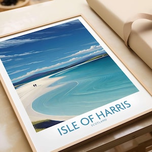 Puede incluir: Impresión artística enmarcada que presenta una vista panorámica de la Isla de Harris, Escocia. La obra de arte representa un cielo azul brillante con nubes blancas, un mar turquesa y una playa de arena blanca. Las palabras "Isle of Harris Scotland" están impresas en la parte inferior.