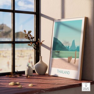 Puede incluir: Un p&oacute;ster minimalista con una ilustraci&oacute;n gr&aacute;fica de un paisaje de isla tropical en tonos azules y verdes. El p&oacute;ster tiene la palabra "TAILANDIA" impresa en azul en la parte inferior.