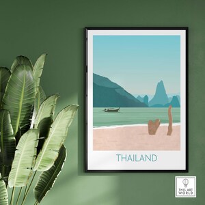 Puede incluir: Una ilustraci&oacute;n minimalista de una escena de playa en Tailandia. La imagen presenta un oc&eacute;ano azul turquesa, una playa de arena y un peque&ntilde;o barco en la distancia. Las monta&ntilde;as en el fondo son de un color verde apagado. El texto "THAILAND" est&aacute; impreso en negro en la parte inferior de la imagen.
