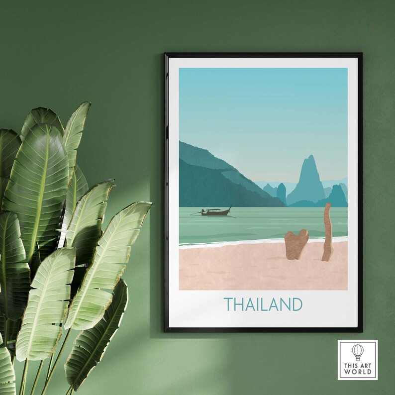 Puede incluir: Una ilustraci&oacute;n minimalista de una escena de playa en Tailandia. La imagen presenta un oc&eacute;ano azul turquesa, una playa de arena y un peque&ntilde;o barco en la distancia. Las monta&ntilde;as en el fondo son de un color verde apagado. El texto "THAILAND" est&aacute; impreso en negro en la parte inferior de la imagen.
