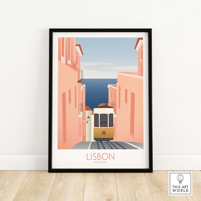 Pode incluir: Uma ilustra&ccedil;&atilde;o colorida de um el&eacute;trico subindo uma colina em Lisboa, Portugal. O el&eacute;trico &eacute; amarelo e creme com um telhado vermelho. Os edif&iacute;cios de ambos os lados do el&eacute;trico s&atilde;o cor-de-rosa e o c&eacute;u &eacute; azul. O texto "LISBON PORTUGAL" est&aacute; na parte inferior da imagem.