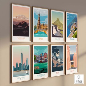 Puede incluir: Un collage de ocho carteles de viaje coloridos que presentan monumentos y paisajes ic&oacute;nicos de todo el mundo. Los carteles est&aacute;n enmarcados en madera y dispuestos en dos filas de cuatro. La fila superior presenta carteles para Tanzania, Sevilla, Islandia y Positano. La fila inferior presenta carteles para Nueva York, Amsterdam, Par&iacute;s y Lisboa.