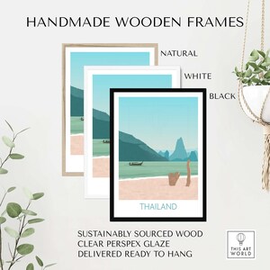 Puede incluir: Tres impresiones enmarcadas de una escena de playa con monta&ntilde;as y barcos. Los marcos est&aacute;n disponibles en madera natural, blanco y negro. La impresi&oacute;n dice "TAILANDIA". El texto debajo de las impresiones dice "MADERA DE FUENTE SOSTENIBLE VIDRIO PERSPEX TRANSPARENTE ENTREGADO LISTO PARA COLGAR".