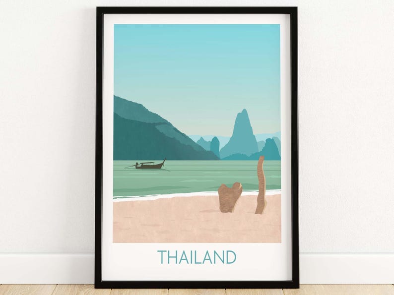 Puede incluir: Una impresi&oacute;n enmarcada con una ilustraci&oacute;n minimalista de una escena de playa en Tailandia. La impresi&oacute;n presenta un cielo azul turquesa, un oc&eacute;ano azul claro, un peque&ntilde;o bote y dos rocas marrones en una playa de arena. El texto "THAILAND" est&aacute; impreso en azul turquesa en la parte inferior de la impresi&oacute;n.