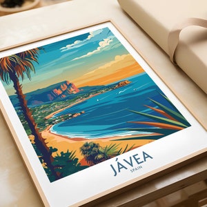 Könnte beinhalten: Eine farbenfrohe Illustration einer Küstenstadt in Jávea, Spanien. Das Bild zeigt ein blaues Meer, einen Sandstrand, eine felsige Klippe und Palmen. Der Text "Jávea, Spanien" ist unten im Bild gedruckt.