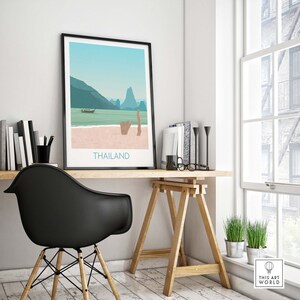 Puede incluir: Una impresi&oacute;n enmarcada en negro con una ilustraci&oacute;n colorida de una escena de playa en Tailandia. La impresi&oacute;n presenta un barco de cola larga, monta&ntilde;as y una playa con arena rosa.